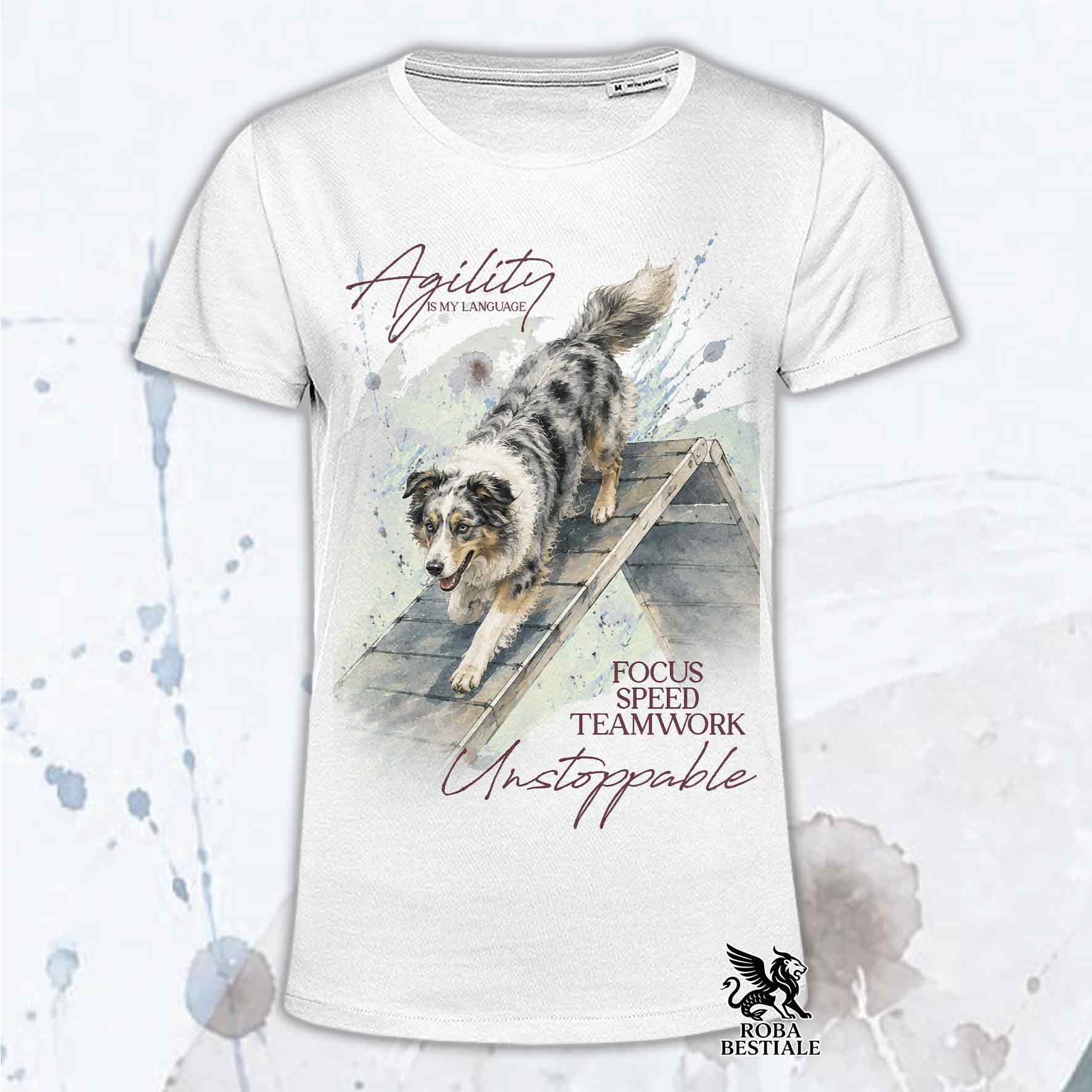 T-shirt bianca stampata con un Border Collie che fa Agility. Grafica originale Roba Bestiale, collezione A-Frame