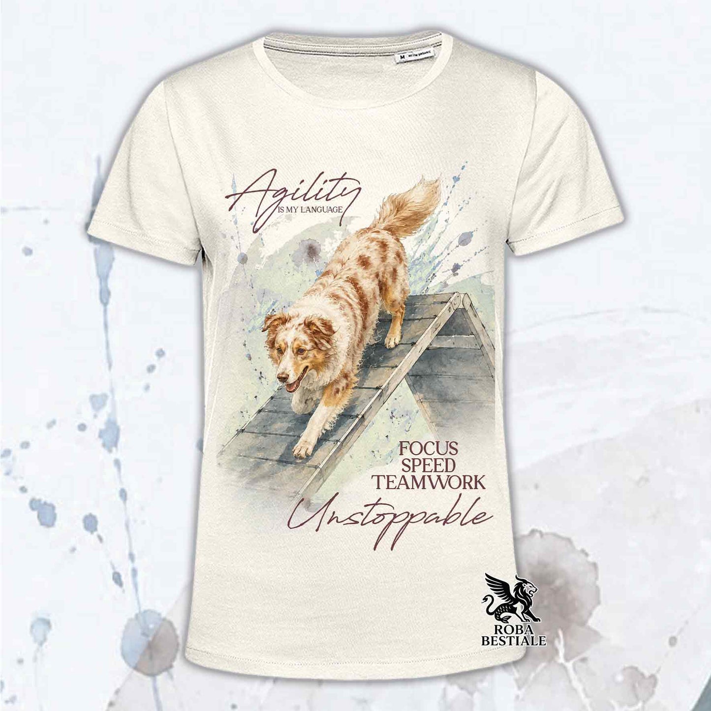 T-shirt beige stampata con un Border Collie che fa Agility. Grafica originale Roba Bestiale, collezione A-Frame