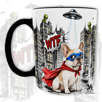 Tazza nera stampata con un Bouledogue Francese con espressione sorpresa, vestito da Super Eroe. Grafica originale Roba Bestiale, collezione Hero