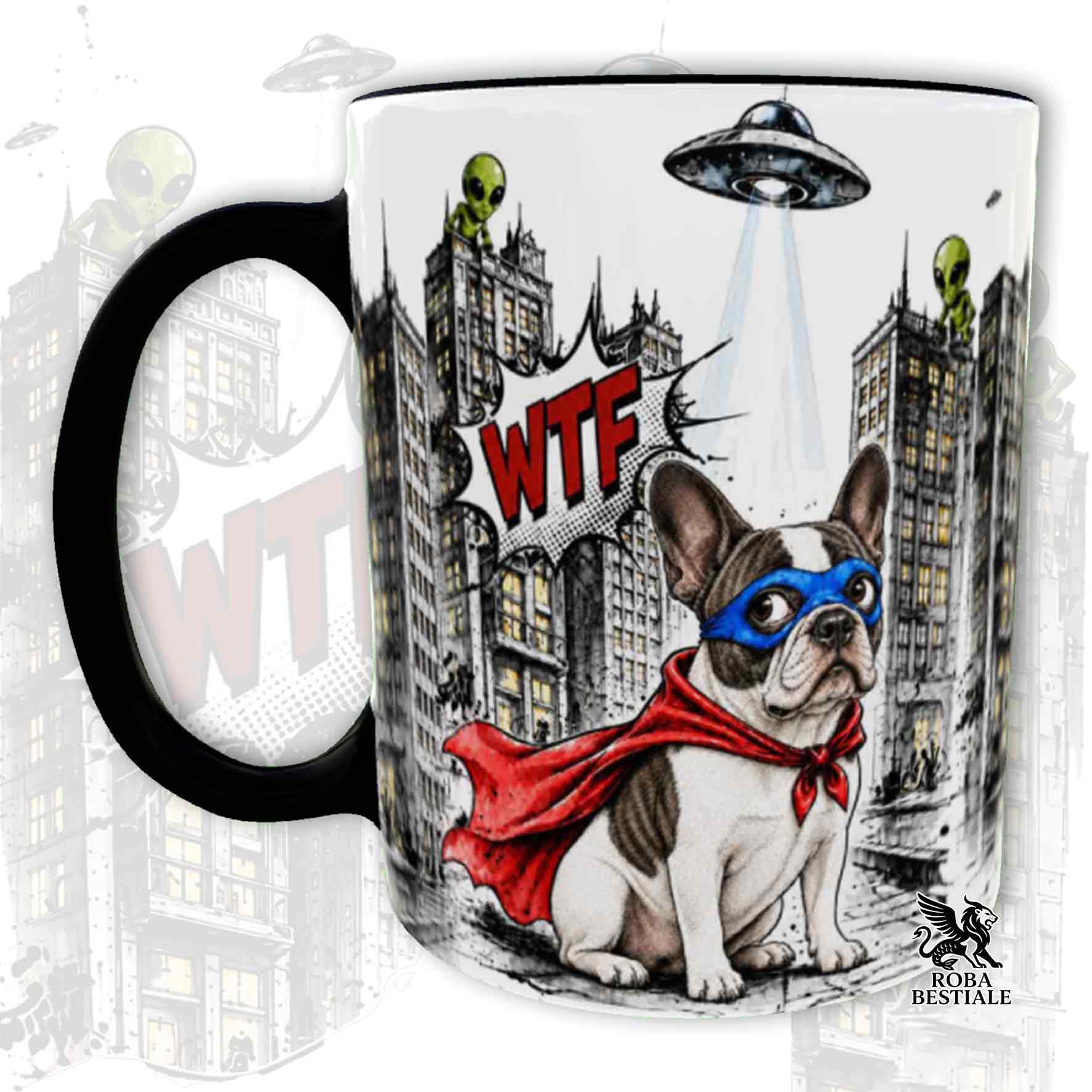 Tazza nera stampata con un Bouledogue Francese con espressione sorpresa, vestito da Super Eroe. Grafica originale Roba Bestiale, collezione Hero