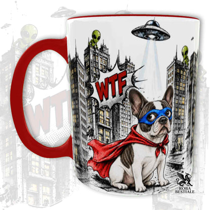 Tazza rossa stampata con un Bouledogue Francese con espressione sorpresa, vestito da Super Eroe. Grafica originale Roba Bestiale, collezione Hero