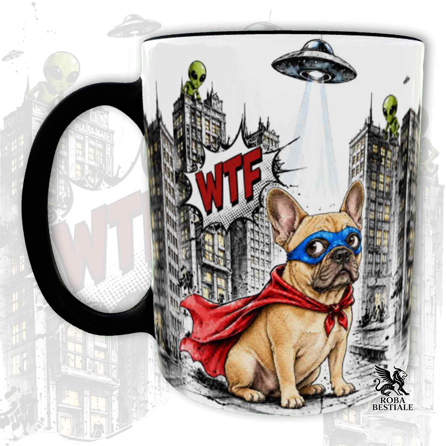 Tazza nera stampata con un Bouledogue Francese con espressione sorpresa, vestito da Super Eroe. Grafica originale Roba Bestiale, collezione Hero