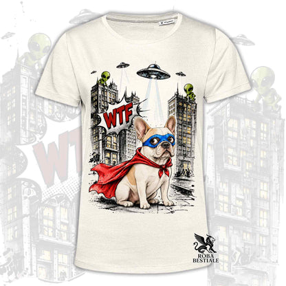 T-shirt beige stampata con un Bouledogue Francese con espressione sorpresa, vestito da Super Eroe. Grafica originale Roba Bestiale, collezione Hero