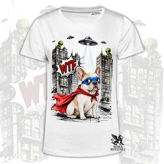 T-shirt bianca stampata con un Bouledogue Francese con espressione sorpresa, vestito da Super Eroe. Grafica originale Roba Bestiale, collezione Hero
