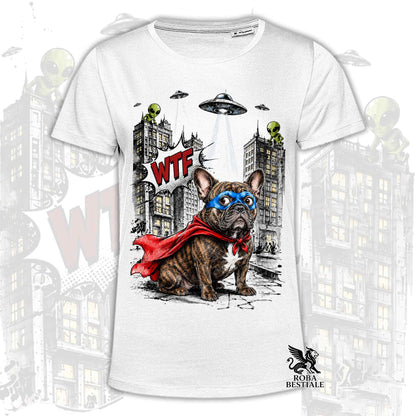 T-shirt bianca stampata con un Bouledogue Francese con espressione sorpresa, vestito da Super Eroe. Grafica originale Roba Bestiale, collezione Hero