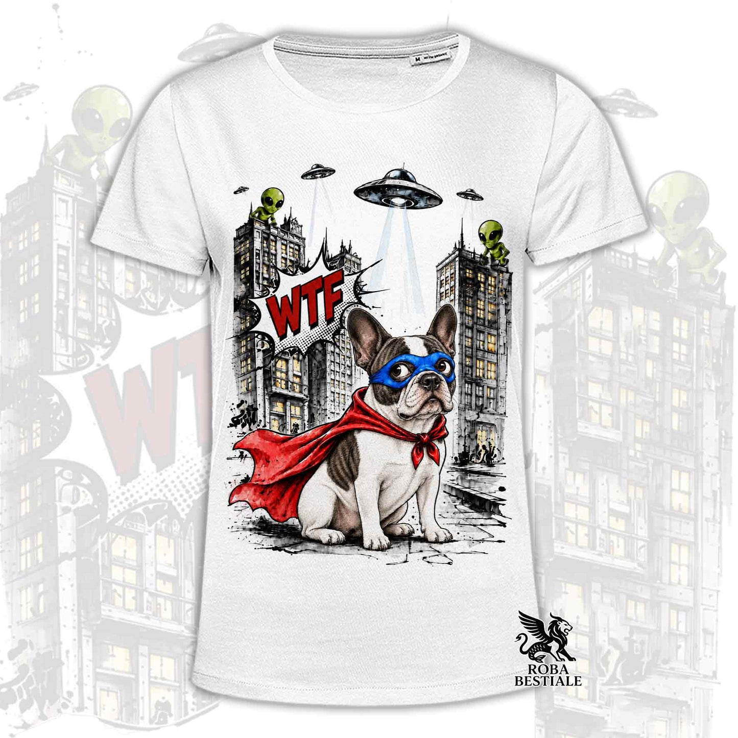T-shirt bianca stampata con un Bouledogue Francese con espressione sorpresa, vestito da Super Eroe. Grafica originale Roba Bestiale, collezione Hero