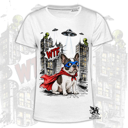 T-shirt bianca stampata con un Bouledogue Francese con espressione sorpresa, vestito da Super Eroe. Grafica originale Roba Bestiale, collezione Hero