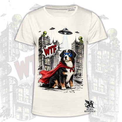 T-shirt beige stampata con un Bovaro del Bernese con espressione sorpresa, vestito da Super Eroe. Grafica originale Roba Bestiale, collezione Hero