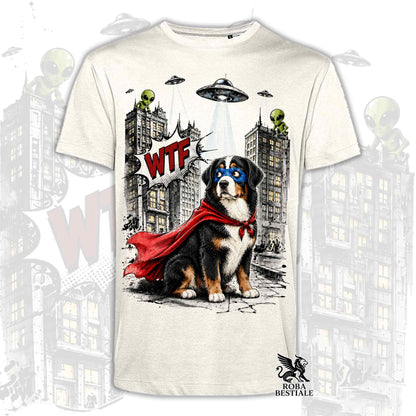 T-shirt beige stampata con un Bovaro del Bernese con espressione sorpresa, vestito da Super Eroe. Grafica originale Roba Bestiale, collezione Hero
