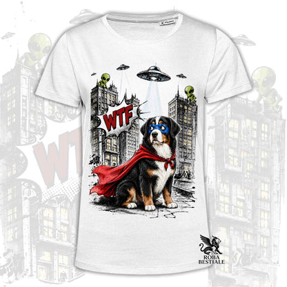 T-shirt bianca stampata con un Bovaro del Bernese con espressione sorpresa, vestito da Super Eroe. Grafica originale Roba Bestiale, collezione Hero