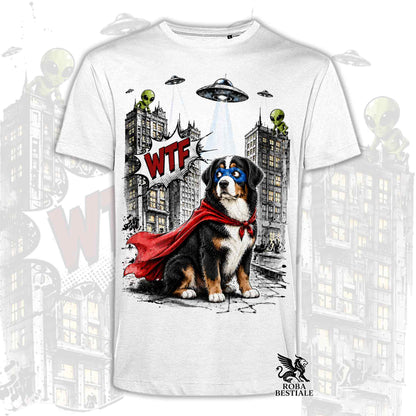 T-shirt bianca stampata con un Bovaro del Bernese con espressione sorpresa, vestito da Super Eroe. Grafica originale Roba Bestiale, collezione Hero