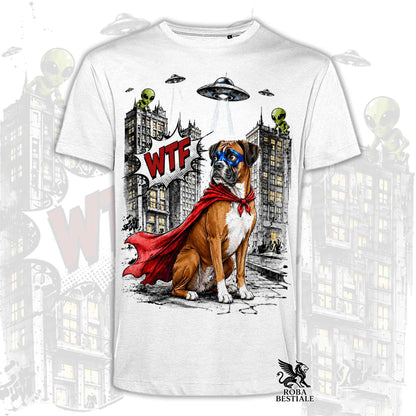 T-shirt bianca stampata con un Boxer con espressione sorpresa, vestito da Super Eroe. Grafica originale Roba Bestiale, collezione Hero