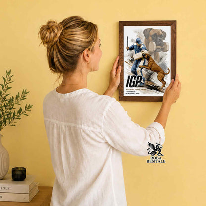 Stampa con cornice in legno con un Boxer che pratica IGP. Grafica Zero Distance, originale Roba Bestiale