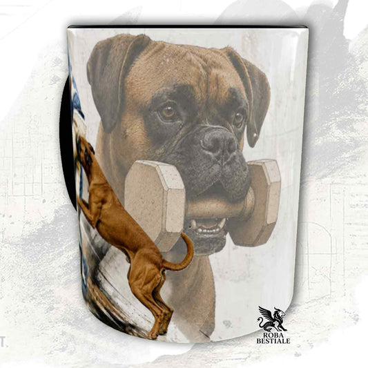 Tazza bianca con dettagli neri stampata una grafica originale di Roba Bestiale con un Boxer che fa IGP