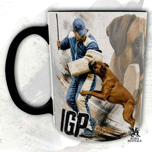 Tazza bianca con dettagli neri stampata una grafica originale di Roba Bestiale con un Boxer che fa IGP