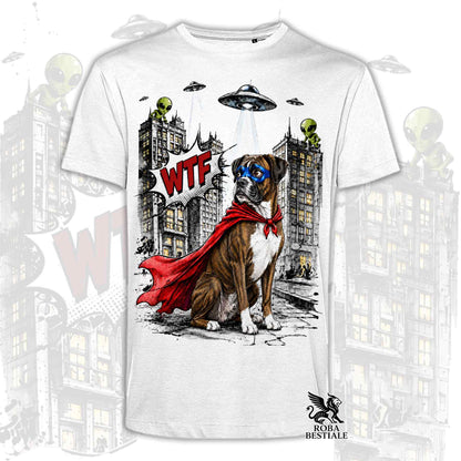 T-shirt bianca stampata con un Boxer con espressione sorpresa, vestito da Super Eroe. Grafica originale Roba Bestiale, collezione Hero