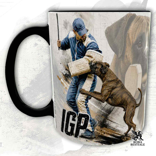 Tazza bianca con dettagli neri stampata una grafica originale di Roba Bestiale con un Boxer che fa IGP
