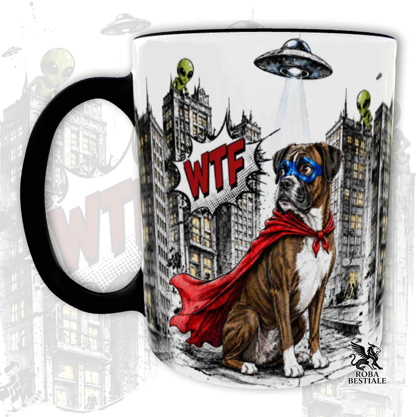 Tazza nera stampata con un Boxer con espressione sorpresa, vestito da Super Eroe. Grafica originale Roba Bestiale, collezione Hero