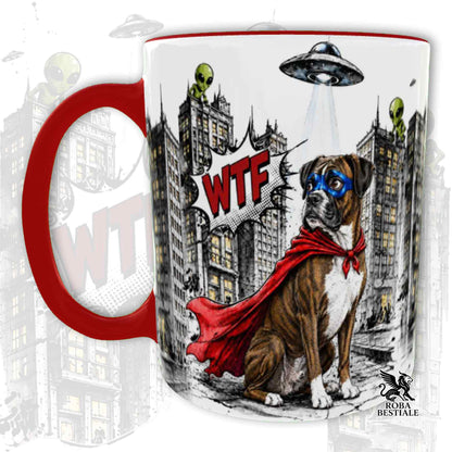 Tazza rossa stampata con un Boxer con espressione sorpresa, vestito da Super Eroe. Grafica originale Roba Bestiale, collezione Hero