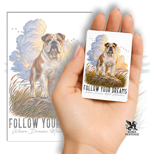 Calamita bulldog inglese su cartoncino con nuvole e scritta “Follow your dreams”