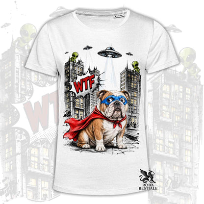 T-shirt bianca stampata con un Bulldog Inglese con espressione sorpresa, vestito da Super Eroe. Grafica originale Roba Bestiale, collezione Hero