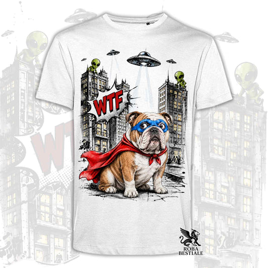 T-shirt bianca stampata con un Bulldog Inglese con espressione sorpresa, vestito da Super Eroe. Grafica originale Roba Bestiale, collezione Hero