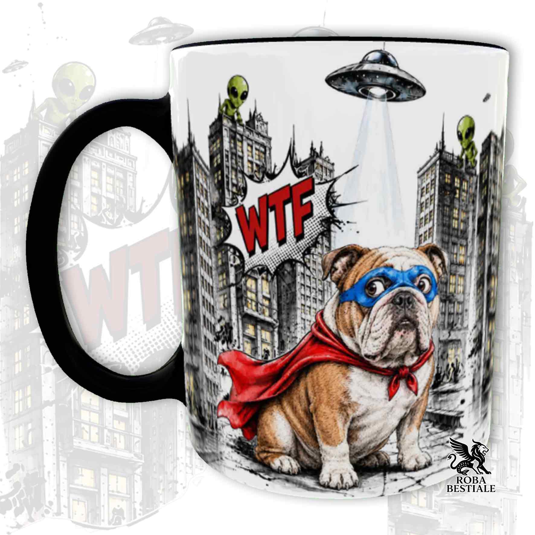 Tazza nera stampata con un Bulldog Inglese con espressione sorpresa, vestito da Super Eroe. Grafica originale Roba Bestiale, collezione Hero