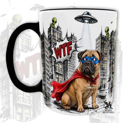 Tazza nera stampata con un Bullmastiff con espressione sorpresa, vestito da Super Eroe. Grafica originale Roba Bestiale, collezione Hero