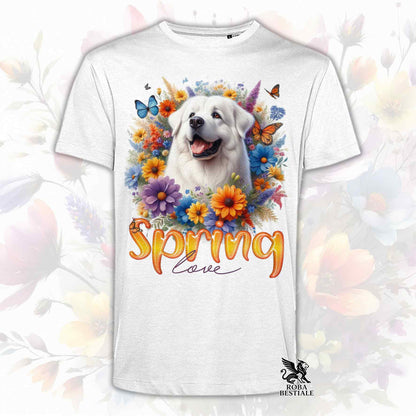 Una t-shirt bianca stampata con un Pastore Abruzzese Maremmano immerso in fiori colorati. Collezione Spring Love di Roba Bestiale