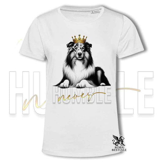 T-shirt stampata con un Cane da Pastore Scozzese a pelo lungo, colore bianco con grafica Never Humble