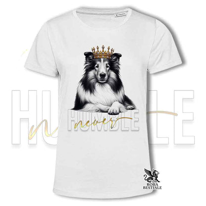 T-shirt stampata con un Cane da Pastore Scozzese a pelo lungo, colore bianco con grafica Never Humble