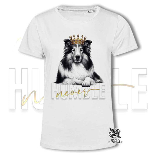 T-shirt stampata con un Cane da Pastore Scozzese a pelo lungo, colore bianco con grafica Never Humble