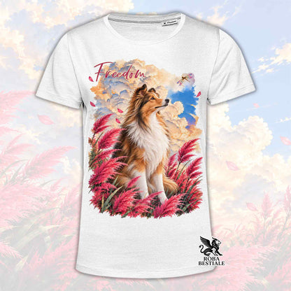 T-shirt bianca con stampa cane tra piume rosa, scritta Freedom e logo Roba Bestiale