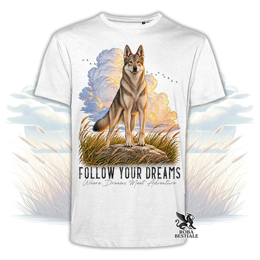 Maglietta bianca con cane sul prato e scritta “FOLLOW YOUR DREAMS”