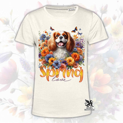 Una t-shirt beige stampata con un Cavalier King Charles Spaniel immerso in fiori colorati. Collezione Spring Love di Roba Bestiale