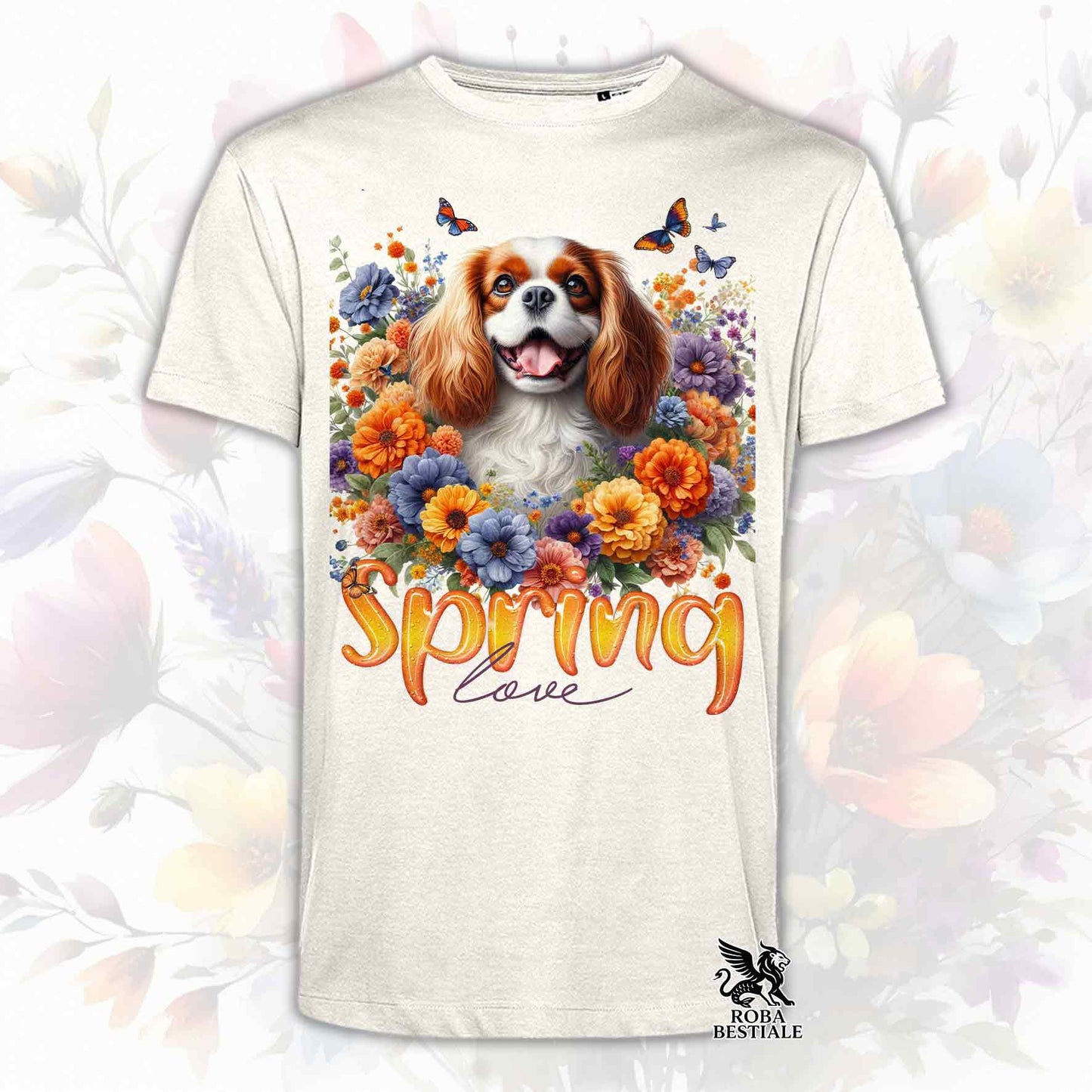 Una t-shirt beige stampata con un Cavalier King Charles Spaniel immerso in fiori colorati. Collezione Spring Love di Roba Bestiale