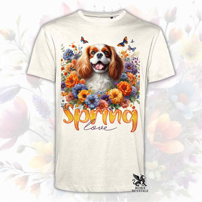 Una t-shirt beige stampata con un Cavalier King Charles Spaniel immerso in fiori colorati. Collezione Spring Love di Roba Bestiale