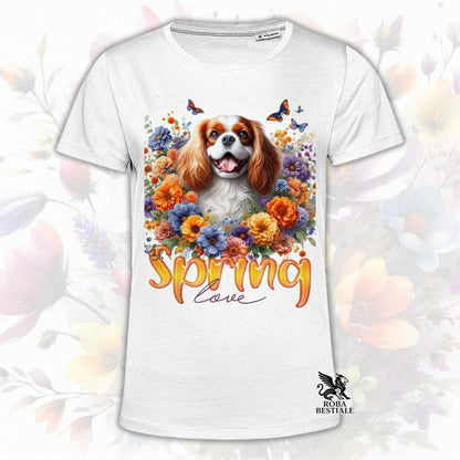 Una t-shirt bianca stampata con un Cavalier King Charles Spaniel immerso in fiori colorati. Collezione Spring Love di Roba Bestiale
