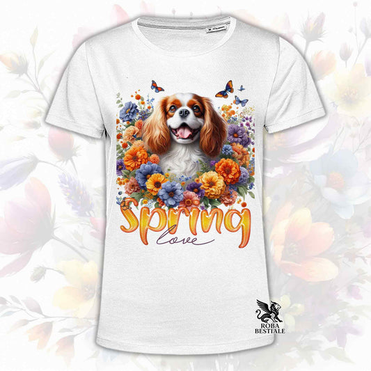 Una t-shirt bianca stampata con un Cavalier King Charles Spaniel immerso in fiori colorati. Collezione Spring Love di Roba Bestiale