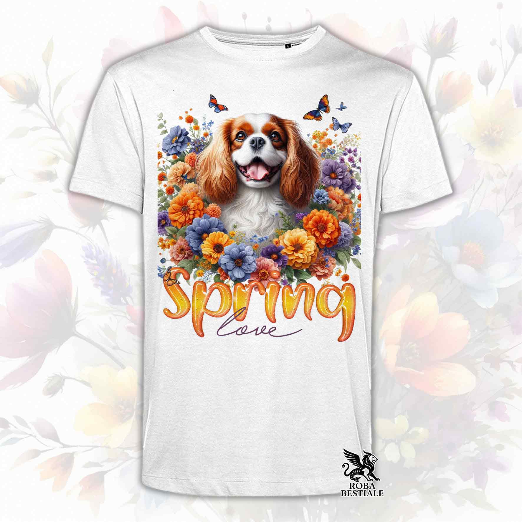 Una t-shirt bianca stampata con un Cavalier King Charles Spaniel immerso in fiori colorati. Collezione Spring Love di Roba Bestiale