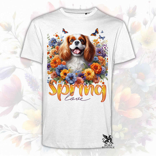 Una t-shirt bianca stampata con un Cavalier King Charles Spaniel immerso in fiori colorati. Collezione Spring Love di Roba Bestiale