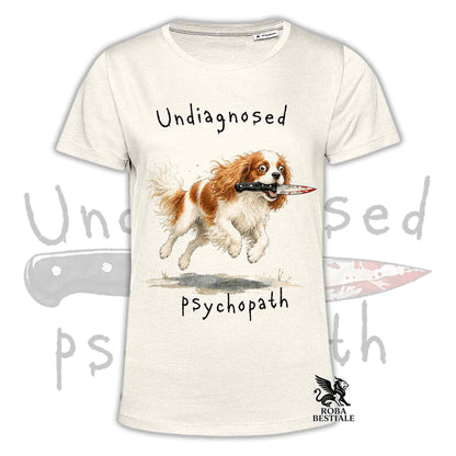 T-shirt beige stampata con un Cavalier King Charles Spaniel che tiene un coltello tra i denti. Grafica originale Roba Bestiale, collezione Psychopath