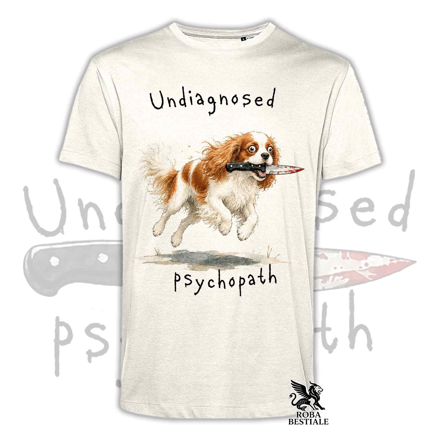T-shirt beige stampata con un Cavalier King Charles Spaniel che tiene un coltello tra i denti. Grafica originale Roba Bestiale, collezione Psychopath