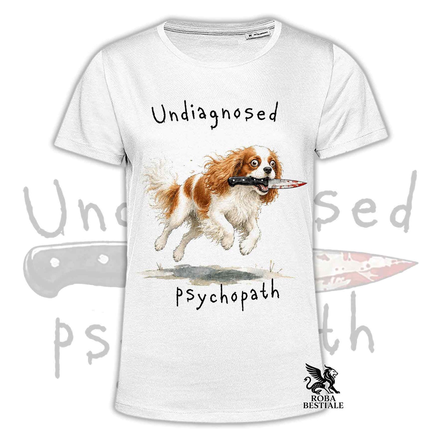 T-shirt bianca stampata con un Cavalier King Charles Spaniel che tiene un coltello tra i denti. Grafica originale Roba Bestiale, collezione Psychopath