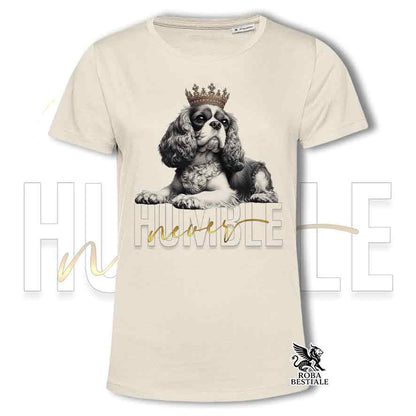T-shirt stampata con un Cavalier King Charles Spaniel, colore beige con grafica Never Humble