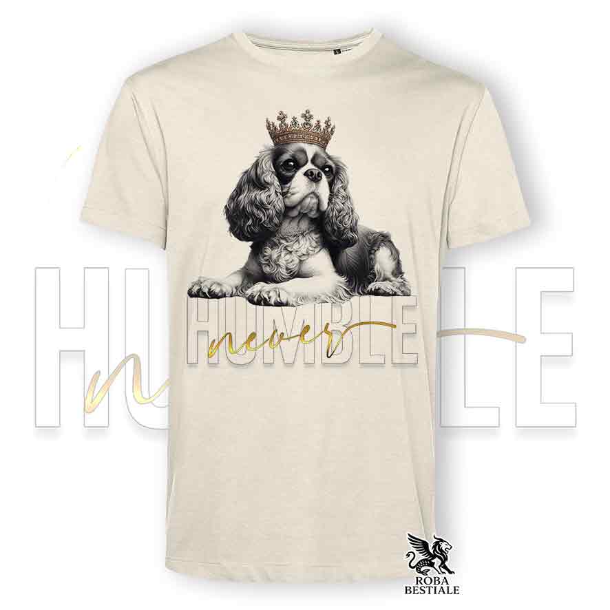 T-shirt stampata con un Cavalier King Charles Spaniel, colore beige con grafica Never Humble