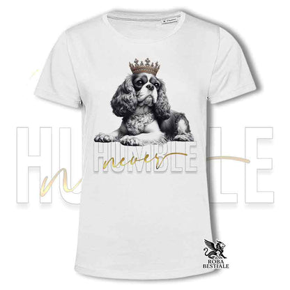 T-shirt stampata con un Cavalier King Charles Spaniel, colore bianco con grafica Never Humble