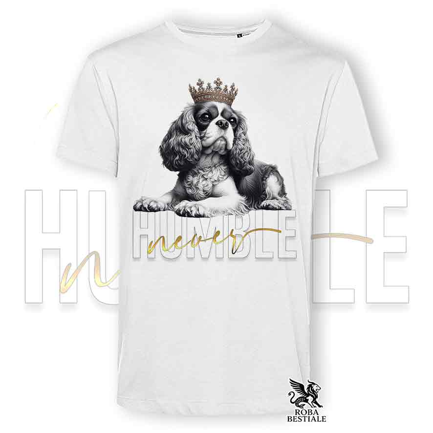 T-shirt stampata con un Cavalier King Charles Spaniel, colore bianco con grafica Never Humble