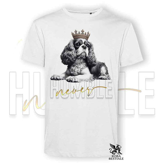 T-shirt stampata con un Cavalier King Charles Spaniel, colore bianco con grafica Never Humble