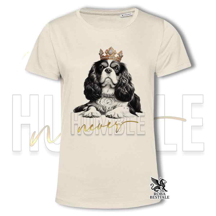 T-shirt stampata con un Cavalier King Charles Spaniel, colore beige con grafica Never Humble